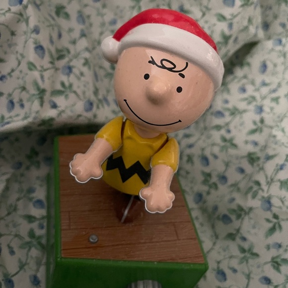 Hallmark Charlie Brown Holiday Decor with 2017 Music & Motion figure - Picture 1 of 5